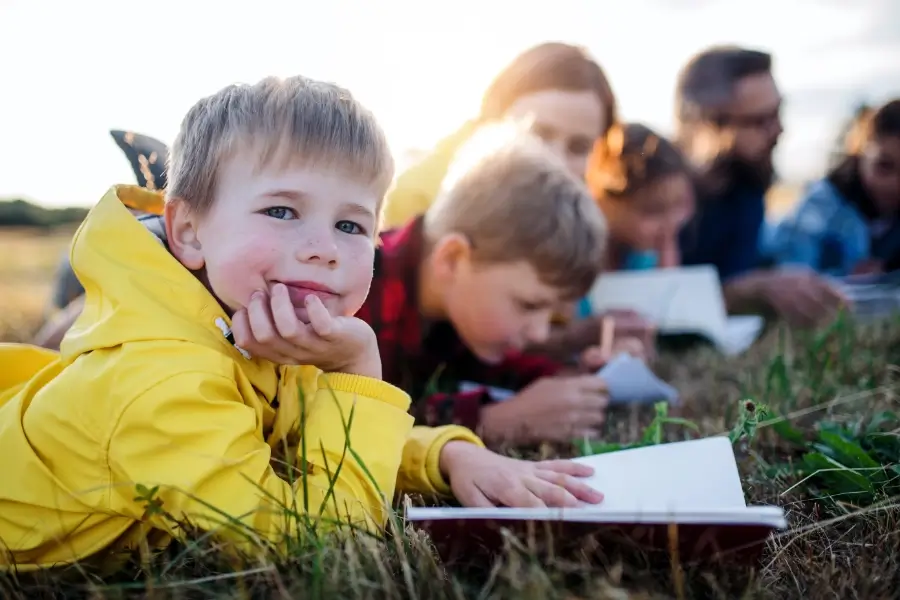 Kinder lesen in der Natur